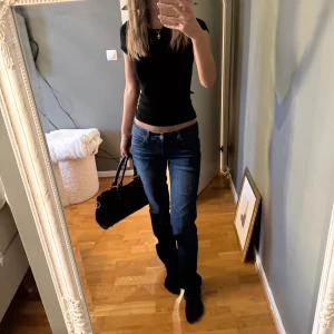 Low waist bootcut jeans från Ariat - Säljer mina snygga & trendiga low waist jeans från Ariat! De är i super fint skick men kommer inte till användning tyvärr 💕 pris går att diskutera 