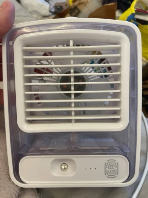Vit bordsfläkt HAVSÖ laddbar  - Säljer en kompakt och smidig vit bordsfläkt från HAVSÖ. Fläkten har tre hastigheter, USB-port för laddning och tydlig kontrollpanel framtill. Perfekt att ha på skrivbordet eller nattduksbordet. Tillverkad i plast med genomskinliga detaljer.