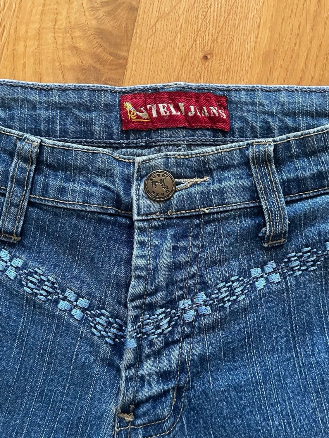 Blå bootcut jeans med brodyr - 3