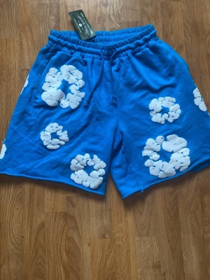 Denim tears - Jag säljer helt nya denim tears shorts, med lapp i storlek M. Pris kan diskuteras vid snabbaffär. 