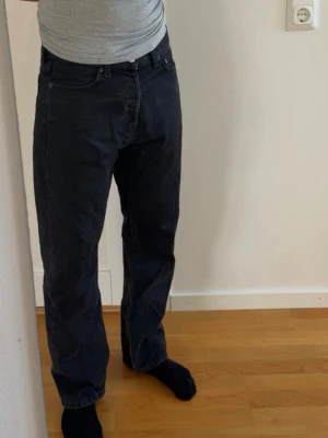 Jeans - Weekday space svarta jeans. Storlek W28 L30. 