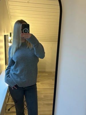 Grå stickad tröja  - Grå stickad tröja köpt på new yorker  Storlek XS men är lite större  Perfekt skick 