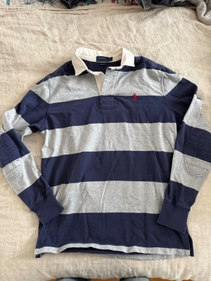 Randig rugbytröja från Polo Ralph Lauren - Storlek S, är 181cm