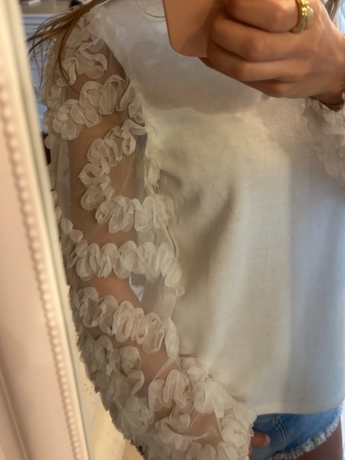 Vit blus med transparenta blommiga ärmar - 1