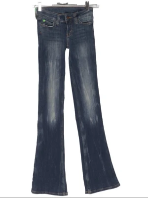 Cheap Monday jeans  - Snygga mörkblå bootcut jeans med slitningar och lätt tvättad look. Jeansen har klassisk femficksmodell, låg midja och utsvängda ben. 25/32
