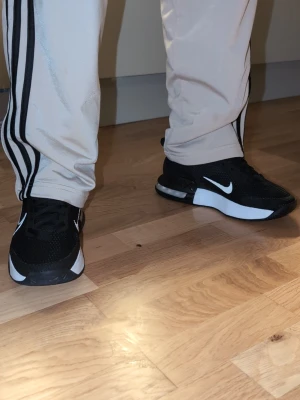 Svarta Nike sneakers med vit sula - Snygga svarta Nike sneakers med vit sula och tydlig vit swoosh på sidan. Ovandelen är i meshmaterial för bra ventilation och skon har en sportig, modern look. Passar perfekt till streetwear och träning. Använd i cirka 2 månader ett fåtal ggr men inte nin stil så de ligger bara i kartongen kostar. Tusen nypris säljes för 650 st 42  passar med det mest byxor till eller mjukis en dress till sitter perfekt.så klart äkta.bra omdömen de två en ångra ja säljer och den andra ångra sig annars bara ärliga