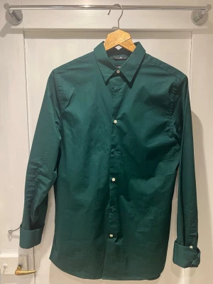 J.Lindeberg - Tjena, säljer denna riktigt feta J.Lindeberg skjorta för ändast 549kr. Priset är går att diskuteras vid snabb affär! | Nypris - ca 1100kr | Skick - 9,5/10 | Size - Xs | Medföljer - Inget Og | Tveka inte att höra av dig vid minsta lilla fundering! 