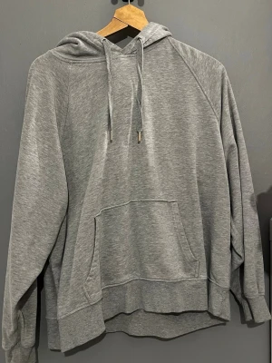 Grå basic hoodie - En basic grå hoodie, väldigt oversize så skulle tippa på att den passar från M-XL. Om fler bilder önskar så är det bara å skriva! Pris kan diskuteras!
