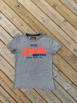 Superdry t shirt ~ Vintage  - Säljer denna Superdry t shirt i mycket bra skick och som är Vintage. Storlekslappen är borta med sitter som en S. Passar perfekt för dig som är mellan 168-172! Hör av er vid frågor eller minsta fundering 🙌  Längd: 63,5 cm  Bred: 44,5 cm  Ärm: 16 cm