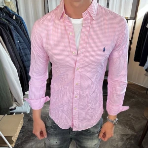 Ralph lauren skjorta - Mycket fint skick, inga defekter. Nypris ca 1700kr. Passar dig som är 175-185cm ungefär. Modellen är 185 cm, 75 kg. Alltid billigare pris vid köp av flera varor‼️🙌Svarar alltid på frågor eller funderingar! 