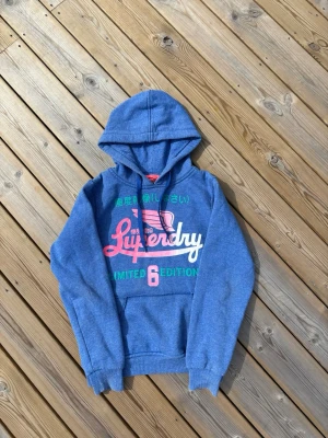 Superdry hoodie  - Säljer denna Superdry hoodie i mycket bra skick, finns en defekt ( se bild 4) men är inget som syns vid användning. Storlek S men passar även XS. Passar perfekt för dig som är mellan 165-170! Hör av er vid frågor eller minsta fundering 🙌  Längd: 58 cm  Bred: 44,5 cm  Ärm: 57 cm