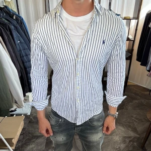 Slim fit skjorta - Mycket fint skick, inga defekter. Nypris ca 1700kr. Passar dig som är 170-180cm ungefär. Modellen är 185 cm, 75 kg, är för liten.  Alltid billigare pris vid köp av flera varor‼️🙌Svarar alltid på frågor eller funderingar! 