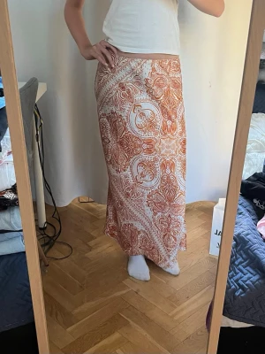 Långkjol med orange mönster  - Söt kjol från Gina🧡