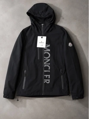 Moncler windbreaker i svart  M - Moncler Windbreaker i svart . Helt ny med tagg kvar. Riktigt clean färg och perfekt nu till våren/sommaren. Storlek M.
