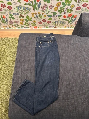Levis 501 - Säljer ett mörkblå 501. De köptes för ca 4 månader sedan och är sparsamt använda. Tror jag har kvitto någonstans hemma. Köptes på best of brands för 1200. Stl w31, l30. Levis har större midja än andra märken så sitter snarare som w30