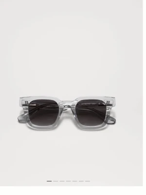 Chimi 04 solglasögon  - Snygga solglasögon med transparent grå båge och fyrkantig form. Glasen är mörktonade och ger en cool, modern vibe. Perfekta för dig som vill sticka ut med en stilren accessoar till sommaren. Dom har inga synliga defekter förutom att bågarna är lite snea därav priset! ❤️ skriv för mer frågor