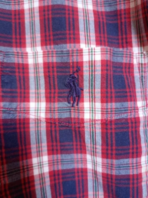 Ralph Lauren skjorta Rutig kortärmad  - Det står M i storleken men jag tror att det är för barn.    Jag skulle säga att storleken är runt 170-XS