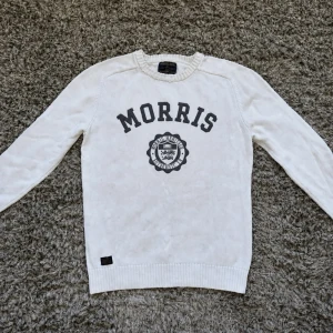 Stickad Morris tröja - Säljer denna riktigt feta Morris tröja i strl S Skick 9/10 Hör gärna av er vid frågor⭐️