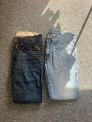 Replay Anbass jeans i mörka blå och sljus blå - Säljer Replay Anbass i mörk och ljusblå. Mörk blå: 31/32. Ljus blå: 33/32