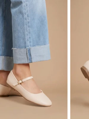 Beige ballerinaskor med rem - Inte använda bara testade. Förpackning och kvitto finns.