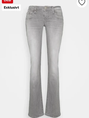 Lågmidjade bootcut ltb jeans grå - Säljer ett par gråa ltb jeans i storlek w27 L30. De passar mig perfekt i längd som är 162/163. Ända tecknet på användning är lite slitage längst ner på byx benen.  Pris kan diskuteras! Nypris är 719. Om du köper dessa kan du köpa valfri tröja/ topp/ överdel för 50kr billigare som jag säljer☀️