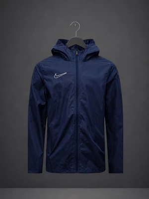 Mörkblå Nike vindjacka  - Snygg mörkblå vindjacka från Nike med hel dragkedja framtill och justerbar huva. Jackan har en minimalistisk design med Nike-logga på bröstet och är tillverkad i lätt, vindtätt material. Perfekt för blåsiga dagar och enkel att matcha med olika outfits.