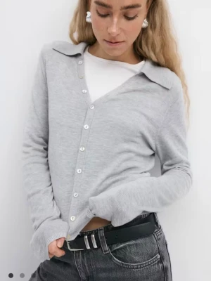 Ljusgrå cardigan med krage - Stilren ljusgrå cardigan med klassisk krage och knäppning framtill. Tröjan har långa ärmar och är tillverkad i ett mjukt, tunt material som ger en avslappnad look. Perfekt att bära över en t-shirt för en enkel och snygg outfit. Använd ett par gånger och helt oskadad. Nypris är 360 kr, mitt pris 149 kr.