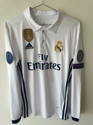 Real Madrid långärmad matchtröja - Säljer en vit långärmad Real Madrid matchtröja 