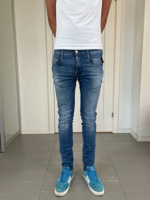 Replay Anbass Jeans  - Säljer nu dessa Replay Anbass Jeans, W29 o L32 med mått ca 36 o 104 cm. skriv för fler bilder/frågor🙌🏼