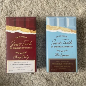 Sweet Tooth parfym av Sabrina Carpenter - Två parfymer från Sweet Tooth-serien av Sabrina Carpenter. Ena förpackningen är vinröd med guld- och vitdetaljer och doften Cherry Baby, den andra är ljusblå med guld- och vitdetaljer och doften Mo Espresso. Båda flaskorna innehåller 30 ml Eau de Parfum.