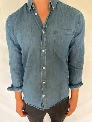 Jeansskjorta - Säljer denna tvärfeta Jeans skjorta ifrån bondelid. Modellen är ca 180 cm lång och väger 73 kg, tveka inte på att kontakta mig vid minsta fundering🙌