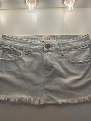 Hollister Jeanskjol - Säljer denna jätte snygga low waist mini kjolen från hollister i storlek w25/xs. Priset går alltid att diskutera och kjolen finns kvar tills den är markerad såld. 💓 Midjemått rakt över: 38cm Längd på sidan: 27cm