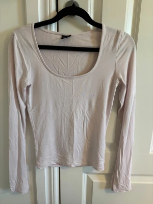 Rosa topp XS - En rosa topp från Gina i storlek xs. Den är i bra skick och har en slitt nere vid ärmen😊