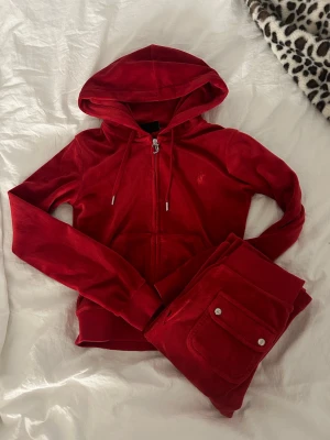 Juicy couture set - Super snyggt set från juicy couture, byxorna i storlek xxs och tröjan i xs💕