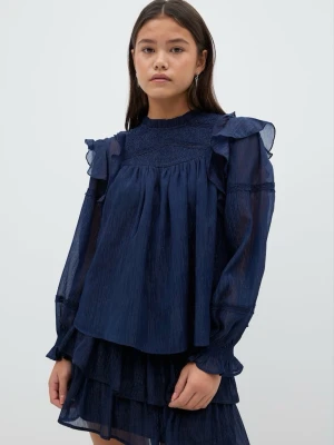 Mörkblå vid blus med volang - Säljer en Gina topp som använd några gånger till ny år den säljs inte längre på Gina💕