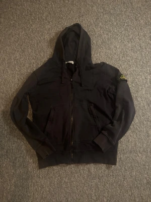 Stone Island zip hoodie - Säljer min Stone Island hoodie, eftersom jag vuxit ur den. Använd sparsam, men är lite solblekt där av priset och att tröjan inte är i toppskick. Tveka inte om du undrar något och priset går att diskutera vid snabb affär! 