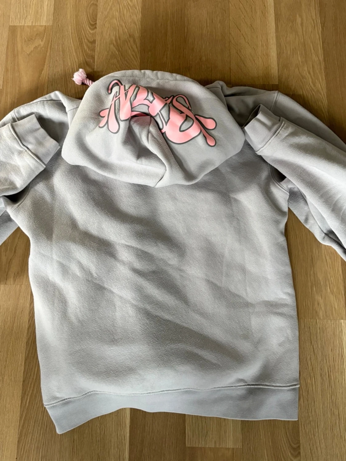 Ljusgrå hoodie med rosa detaljer - 1