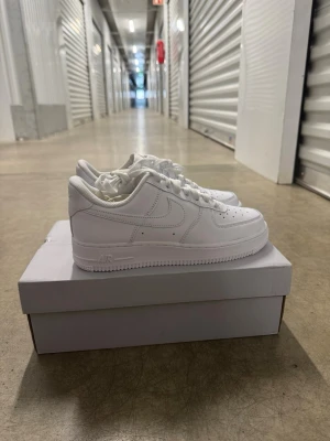 Nike Air Force 1 '07 Vita Sneakers strl 40. - Helt nya oanvända Nike Air Force 1 '07 Vita Sneakers strl 40.  Skorna har inte blivit använda eller testade. Original kartong medföljer  Nypris hos Nike 1400 kr