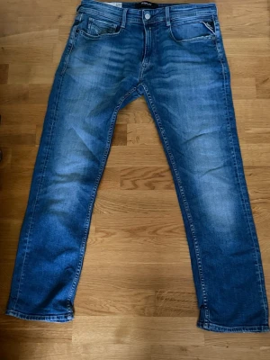Blå raka jeans Replay - Säljer ett par blå jeans från Replay med raka ben i modellen Rocco strl 31. Obs se sista bilden för slitning / litet hål mellan benen!