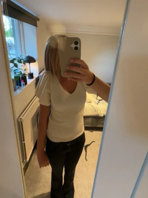 krämvit volangtopp - Säljer en krämvit volangtopp från vero moda för den ej kommer till användning💓💓💓💓