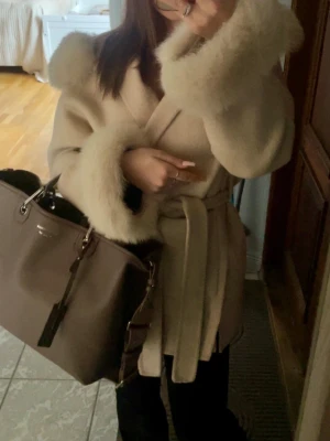 Taupe Emporio Armani shoppingväska - Stor rymlig emporio armani väska o färgen taupe, helt perfekt storlek t ex åka sova över hos någon, eller har mycket att ta med sig till skolan, köptes på zalando o december så den är i fint skick