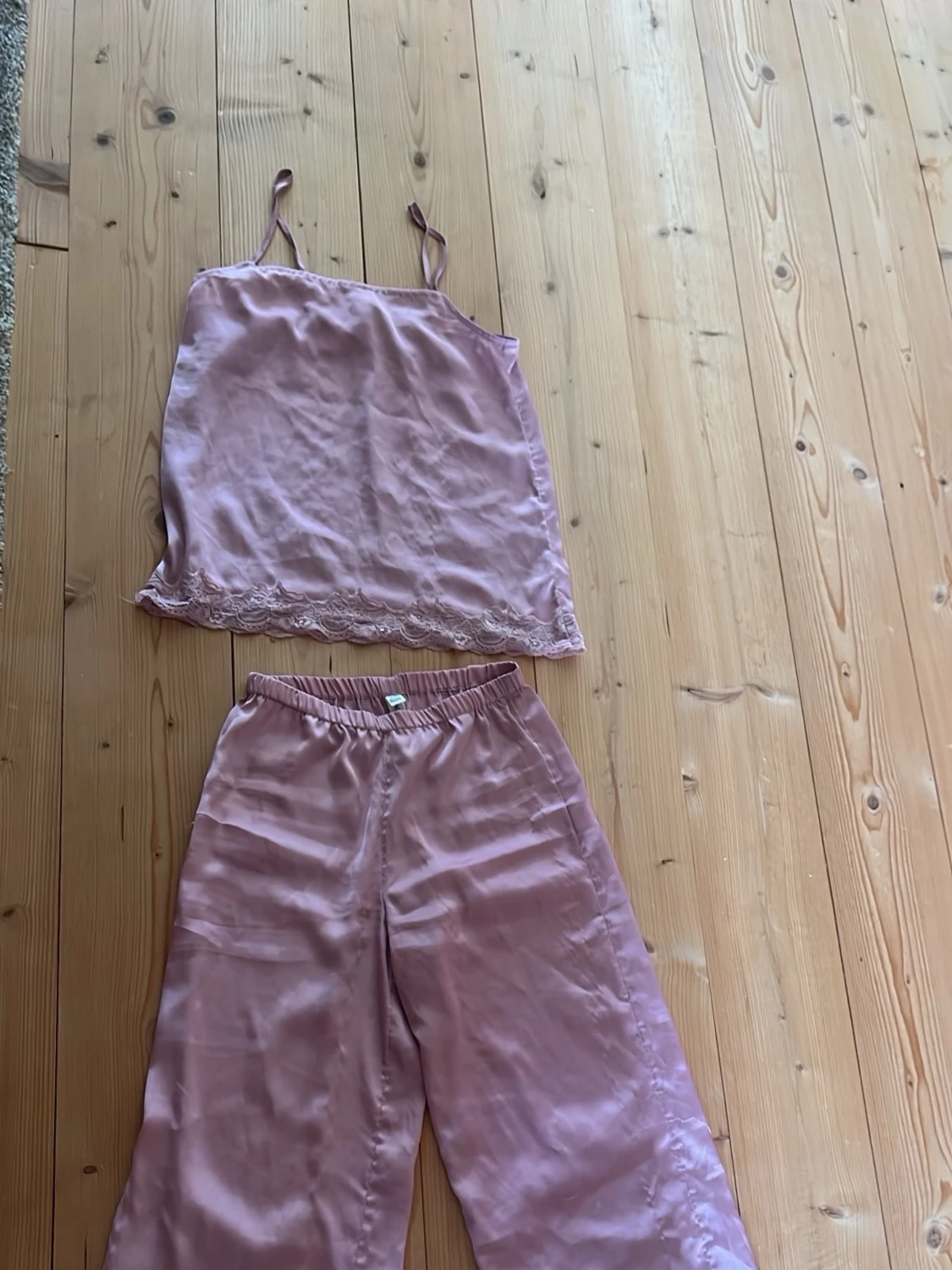 Ljuslila satinpyjamas med spets