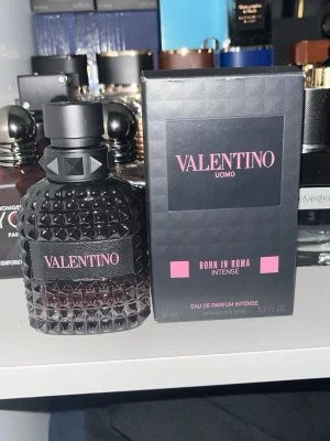 Valentino Uomo Born In Roma Intense EdP - Hej säljer en Valentino Born In Roma Intense, det är typ 20-15 ml kvar, äkta såklart, ge gärna prisförslag så får vi se
