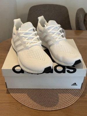 Adidas Ultraboost 1.0 - Adidas Ultraboost 1.0, Skick: 10/10 – helt oanvända, kommer med originalbox. Vid frågor eller intresse, skicka gärna ett DM.