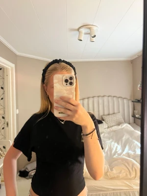 Insydd T-shirt med utsvängda ärmar - Går in vid midjan och ut vid ärmarna, populär T-shirt och passar till allt.