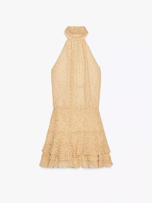Gul Zara klänning - Snygg kort klänning i gul med blommor på . Klänningen har halterneck och volangdetaljer nedtill för en extra feminin touch. Perfekt för varma dagar och somriga tillfällen.💛💛