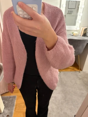 Rosa kofta från Lindex - En jättefin rosa kofta från Lindex som bara användts några få gånger! Den är i bra skick!