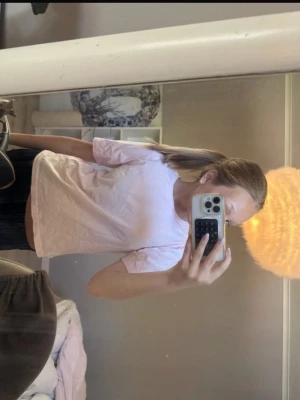 Ljusrosa basic t-shirt - En enkel och stilren ljusrosa t-shirt i mjuk bomull. T-shirten har rund halsringning och korta ärmar💘