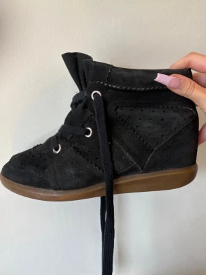 Isabel Marant Skor - köptes begagnat på vinted i april och har använts typ hela maj och lite in på juni🩷har tecken på användning som syns på bilderna och några defekter på snörena som också syns på bild 3 & 4. 