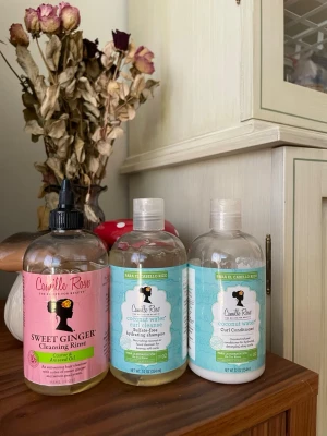 Camille Rose Sweet Ginger shampoo och Coconut Water shampoo & balsam  - Shampoot längst till vänster är använt cirka tio gånger. Shampoot i mitten är använt cirka fem gånger. Balsamet längst till höger är använt många gånger (kolla på den sista bilden för att se hur mycket som är kvar). Passar bra till lockigt eller vågigt hår.